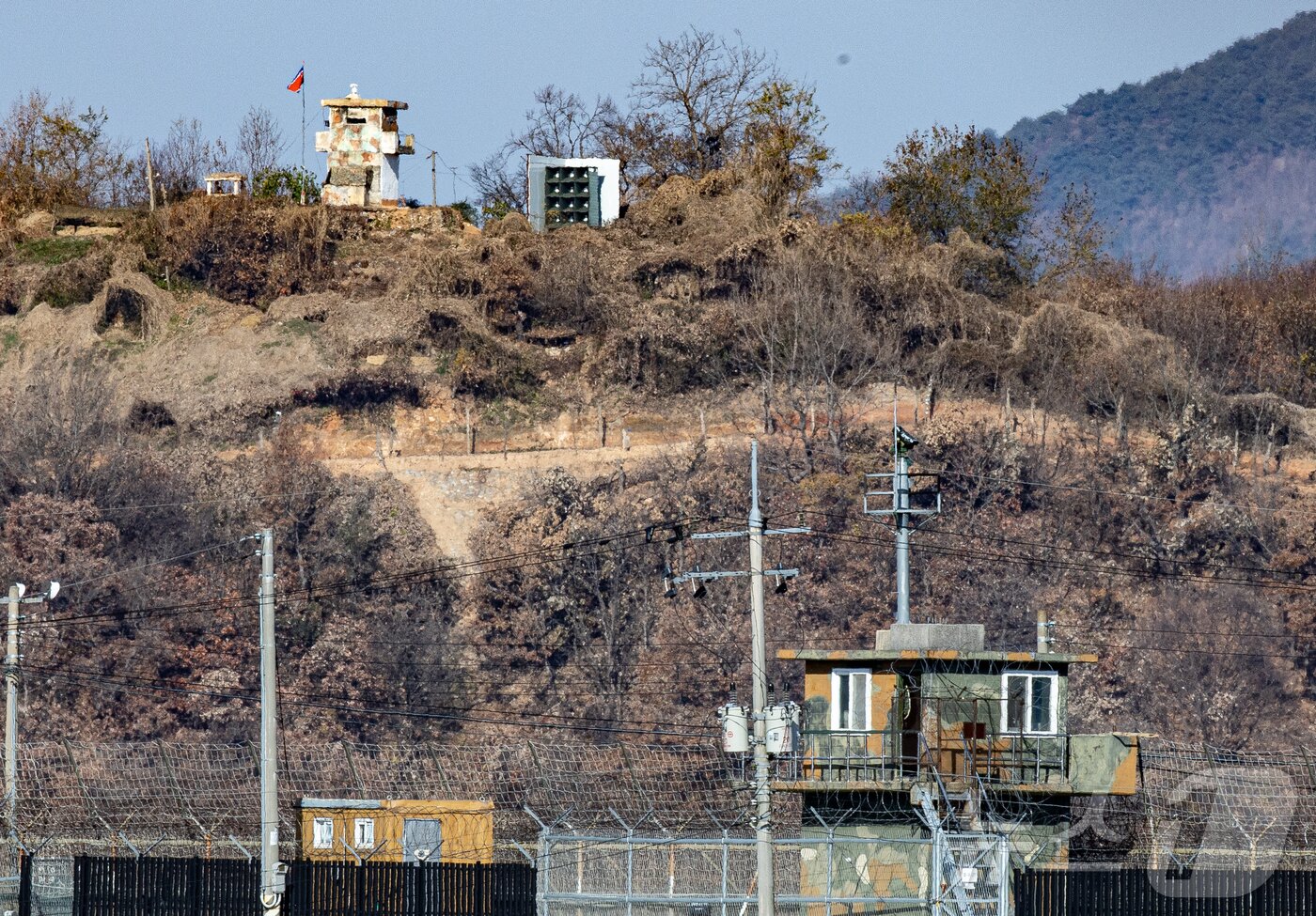 본문 이미지 - 경기도 파주 접경지역에서 서로 마주 바라보고 있는 남북초소. 2025.11.18/뉴스1 ⓒ News1 이재명 기자