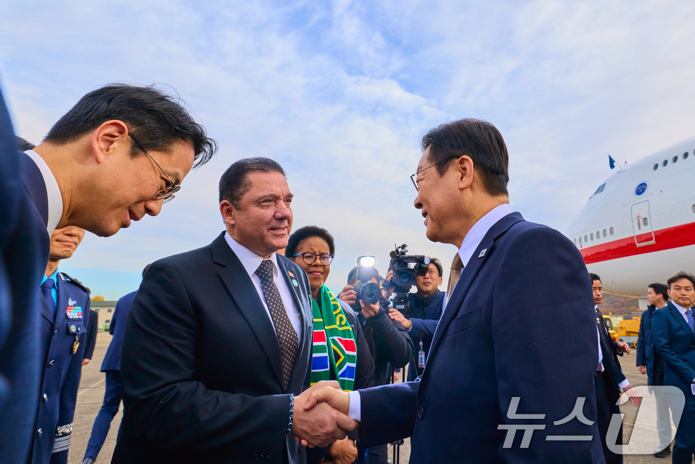 (서울=뉴스1) 허경 기자 = 이재명 대통령이 지난 17일 주요 20개국(G20) 정상회의 참석을 계기로 아프리카와 중동 등 4개국 순방을 위해 경기 성남 서울공항에 도착, 환송객 …