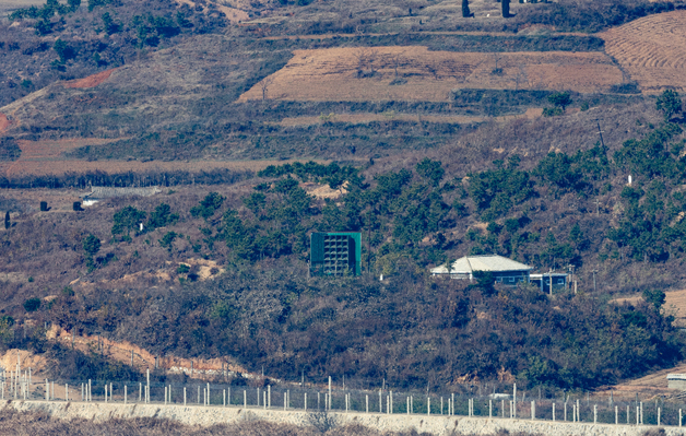 국방부 "유엔사와 DMZ 관리방안 협의 중…올해 초 공식 의제화"