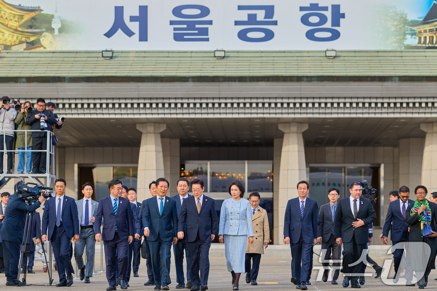 (서울=뉴스1) 허경 기자 = 이재명 대통령이 지난 17일 주요 20개국(G20) 정상회의 참석을 계기로 아프리카와 중동 등 4개국 순방을 위해 경기 성남 서울공항에 도착, 정청래 …