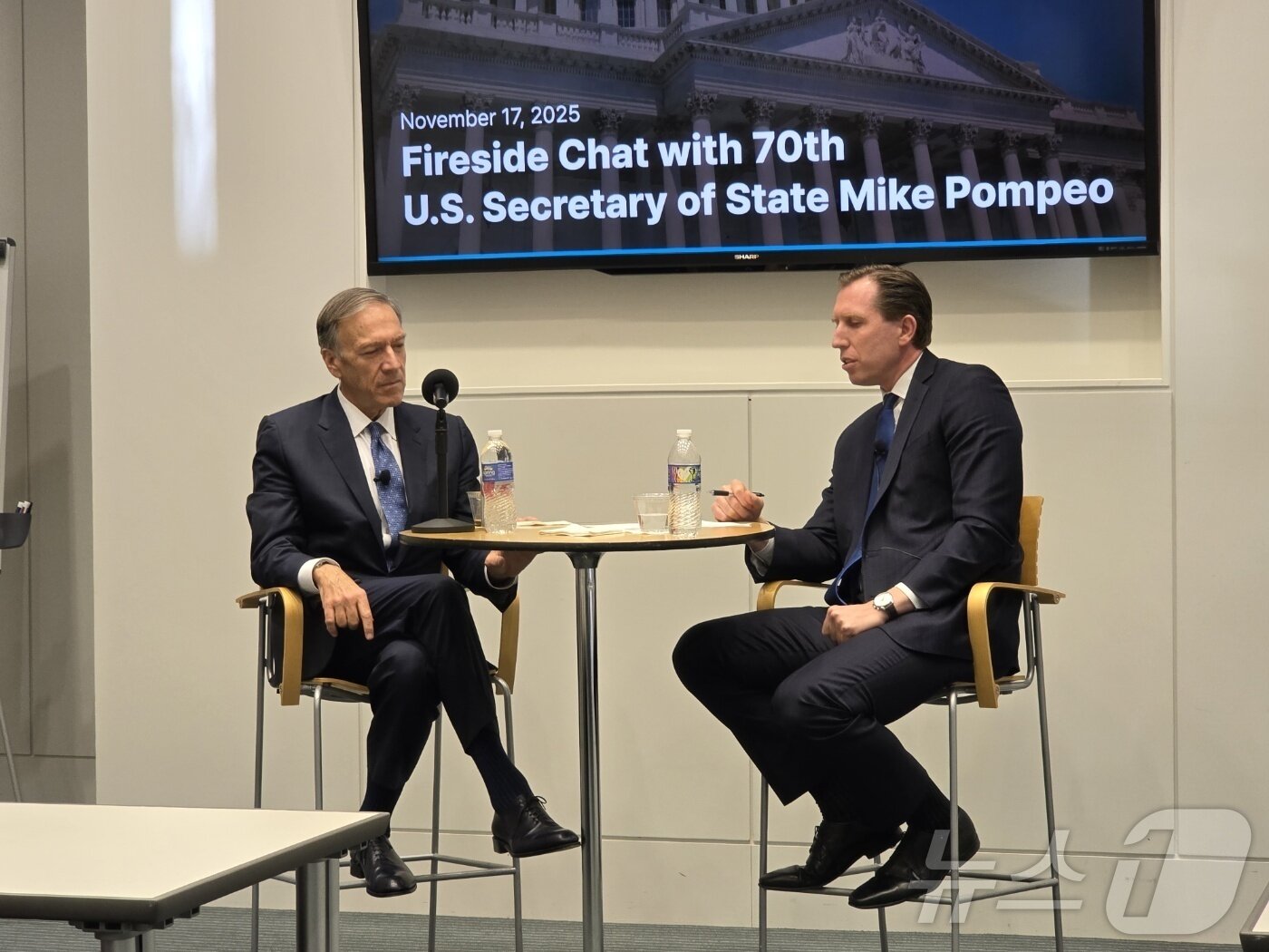 본문 이미지 - 마이크 폼페이오 전 미국 국무부 장관&#40;사진 좌측&#41;과 폼페이오 장관 재임 시절 국무부 법률고문으로 일한 마릭 스트링&#40;Marik String&#41;이 17일&#40;현지시간&#41; 워싱턴DC 인근 버지니아주 페어팩스에서 열린 법무법인 대륙아주 개최 세미나에서 발언하고 있다. 2025.11.17. ⓒ News1 류정민 특파원