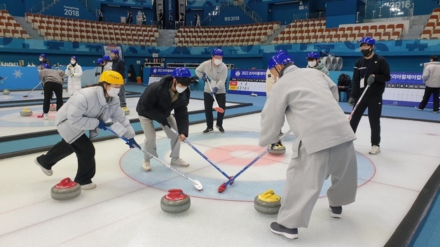 "겨울엔 컬링이다"…여름 서핑에 이은 낙산사 템플스테이