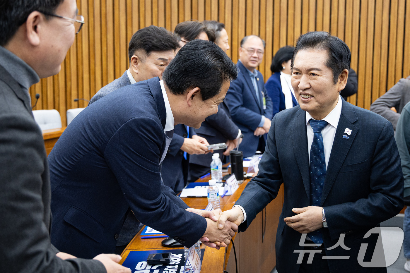 (서울=뉴스1) 유승관 기자 = 정청래 더불어민주당 대표가 18일 서울 여의도 국회에서 열린 전국기초의회의원협의회·전국광역의회의원협의회와의 간담회에 앞서 참석자들과 인사하고 있다. …