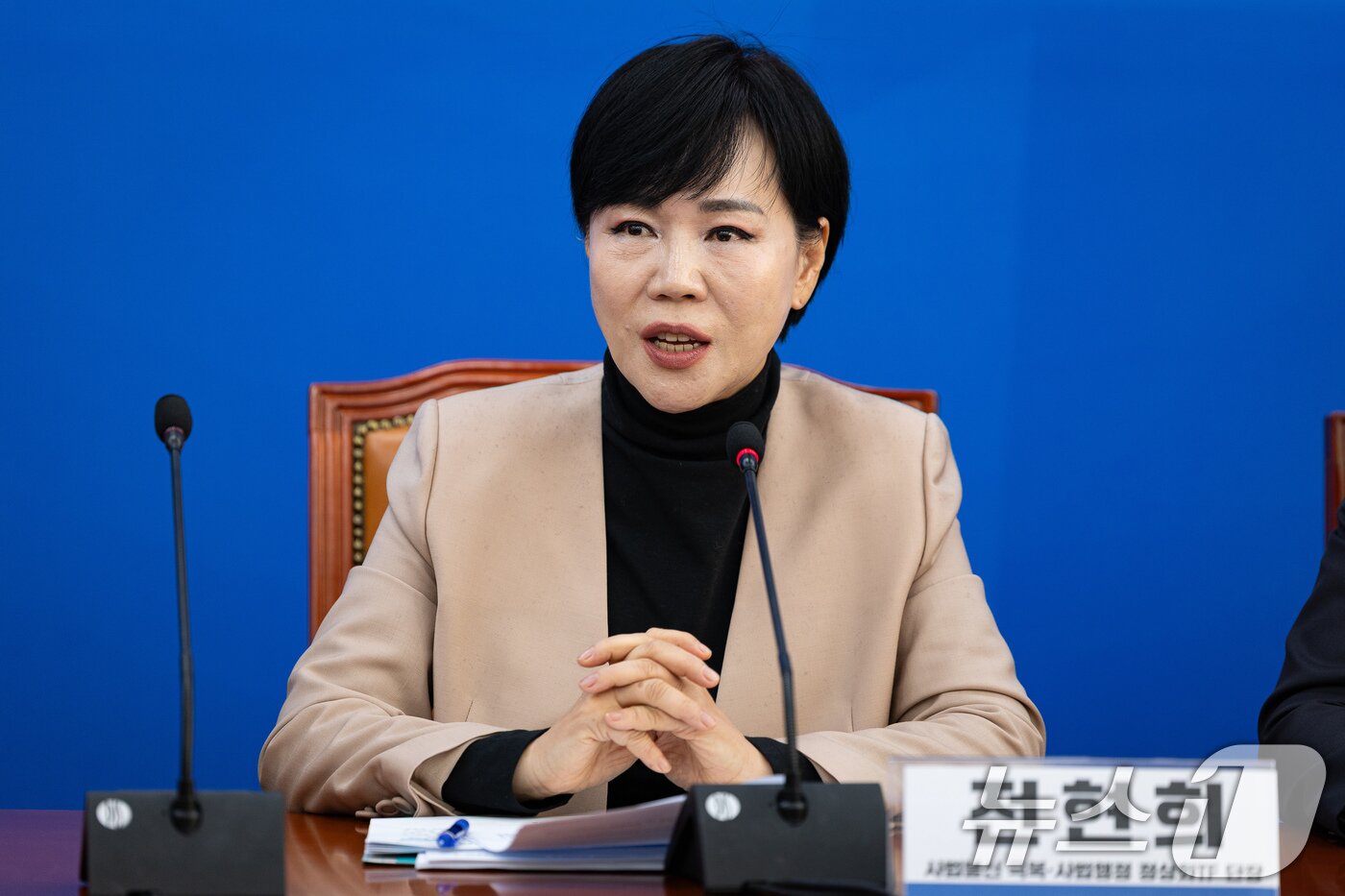 본문 이미지 - 전현희 더불어민주당 사법불신 극복·사법행정 정상화 TF 단장이 지난 18일 서울 여의도 국회에서 열린 사법불신 극복·사법행정 정상화 TF 전체회의에서 모두 발언을 하고 있다. 2025.11.18/뉴스1 ⓒ News1 유승관 기자