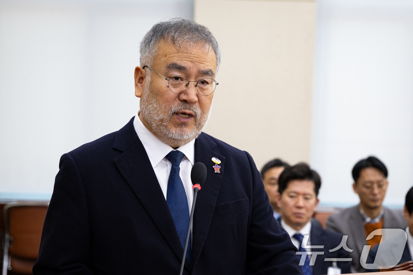 (서울=뉴스1) 유승관 기자 = 송기춘 10.29 이태원참사 특별조사위원장이 18일 서울 여의도 국회에서 열린 제429회 국회(정기회) 행정안전위원회 제15차 전체회의에서 2026 …