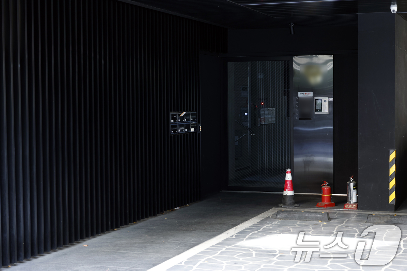 (서울=뉴스1) 박정호 기자 = 대장동 개발비리 의혹 사건으로 실형을 선고받고 구속된 민간업자인 남욱 변호사가 서울 강남구 청담동 건물 등에 대해 추징보전 해제를 요청했다.사진은 …