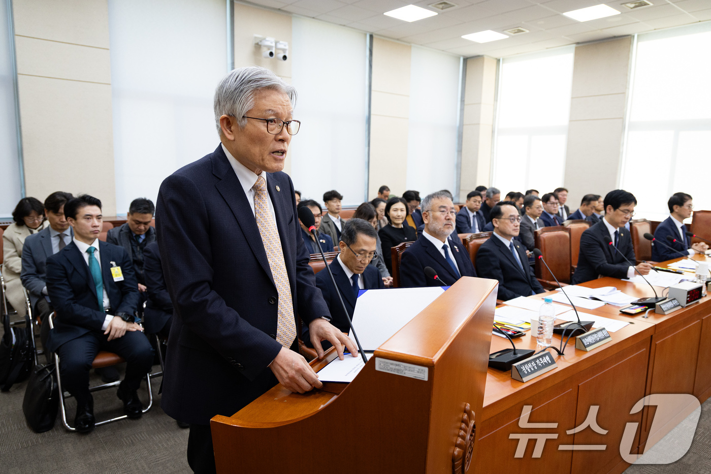 (서울=뉴스1) 유승관 기자 = 최동석 인사혁신처장이 18일 서울 여의도 국회에서 열린 제429회 국회(정기회) 행정안전위원회 제15차 전체회의에서 2026년도 예산안 의결에 대한 …