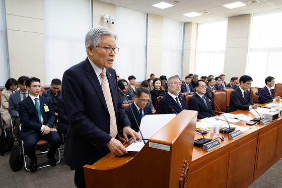 예산안 의결 인사하는 최동석 인사혁신처장