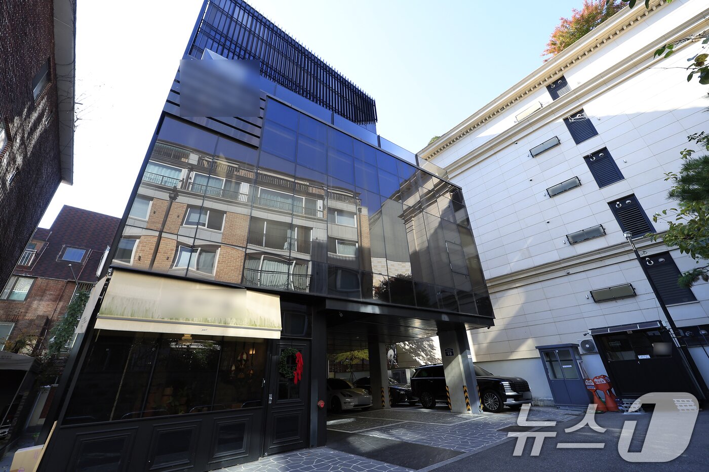 본문 이미지 - 대장동 개발비리 의혹 사건으로 실형을 선고받고 구속된 민간업자인 남욱 변호사가 서울 강남구 청담동 건물 등에 대해 추징보전 해제를 요청했다. 사진은 이날 서울 강남구 청담동 건물 모습. 2025.11.18/뉴스1 ⓒ News1 박정호 기자