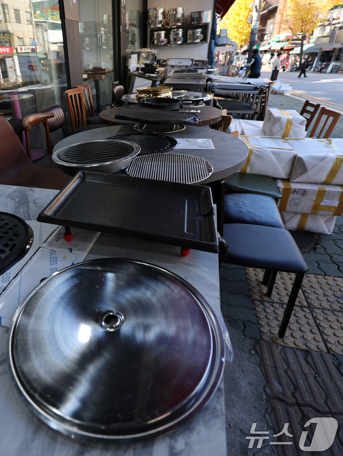 (서울=뉴스1) 황기선 기자 = 경기 둔화와 자영업 시장 포화가 맞물리면서 창업 초기 생존율이 낮아지고 있다.18일 국세청 '9월 14개 업태 존속연수별 사업자 현황'에 따르면 전 …