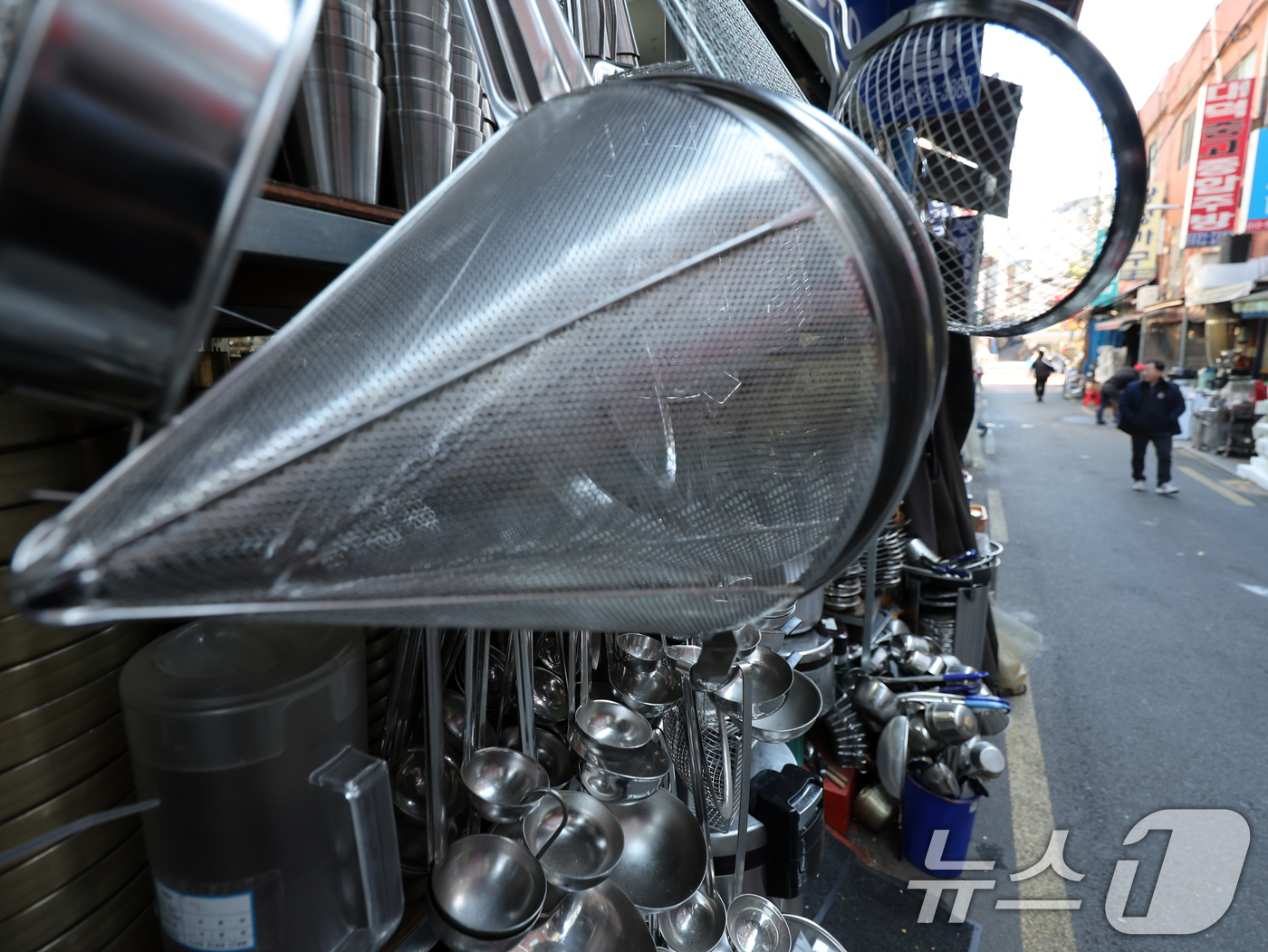 (서울=뉴스1) 황기선 기자 = 경기 둔화와 자영업 시장 포화가 맞물리면서 창업 초기 생존율이 낮아지고 있다.18일 국세청 '9월 14개 업태 존속연수별 사업자 현황'에 따르면 전 …