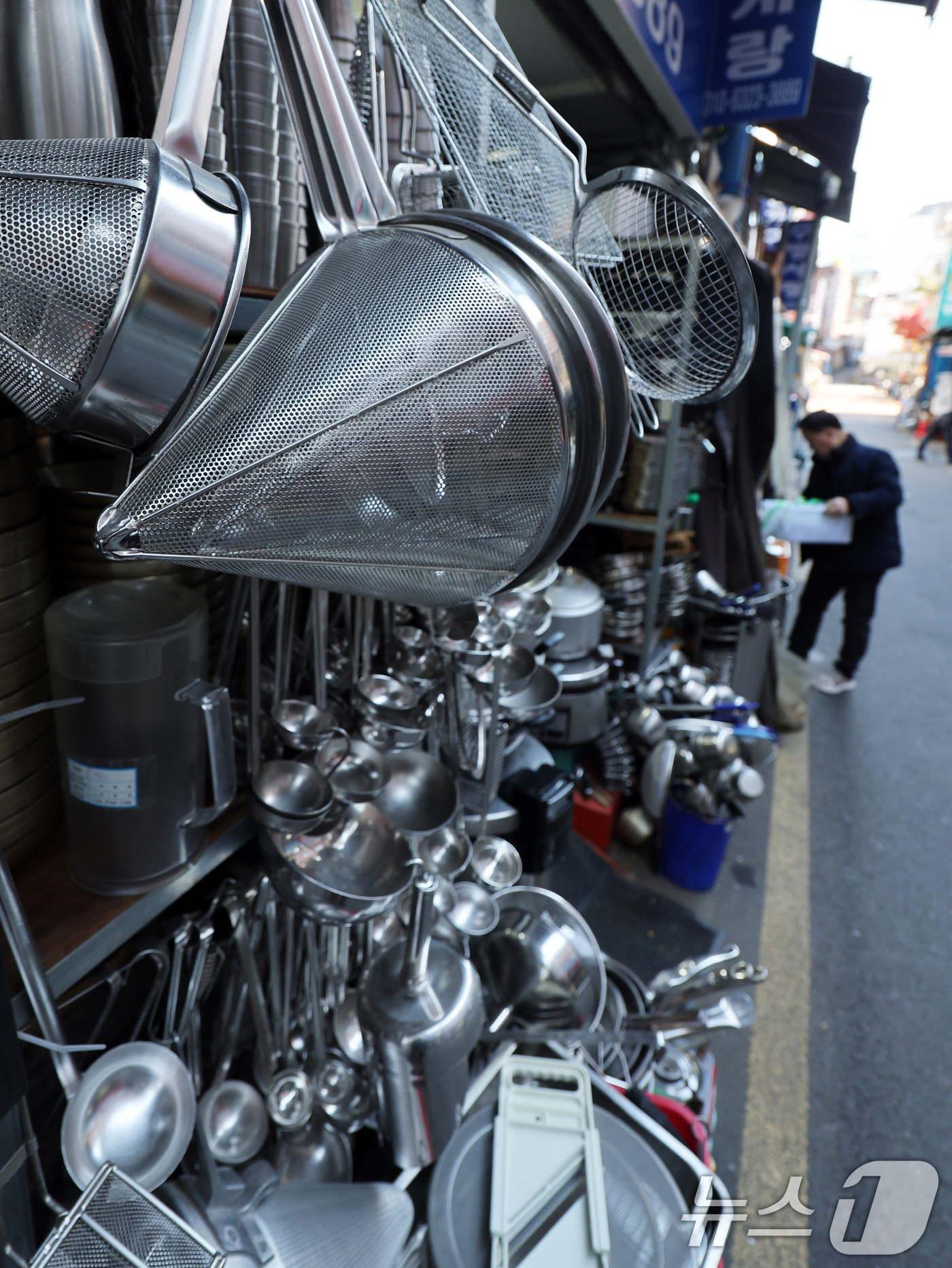 (서울=뉴스1) 황기선 기자 = 경기 둔화와 자영업 시장 포화가 맞물리면서 창업 초기 생존율이 낮아지고 있다.18일 국세청 '9월 14개 업태 존속연수별 사업자 현황'에 따르면 전 …