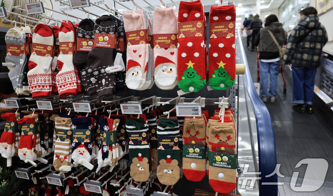 본문 이미지 - 영하권 추운 날씨를 보인 18일 서울 시내 한 대형마트에 수면양말이 진열돼 있다. 2025.11.18/뉴스1 ⓒ News1 이호윤 기자