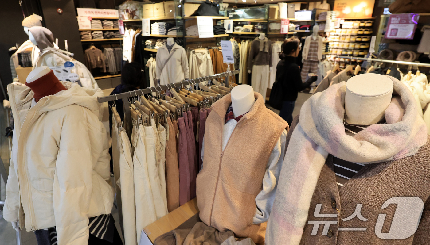(서울=뉴스1) 이호윤 기자 = 영하권 추운 날씨를 보인 18일 서울 시내 한 대형마트에 겨울옷과 목도리가 진열돼 있다. 2025.11.18/뉴스1