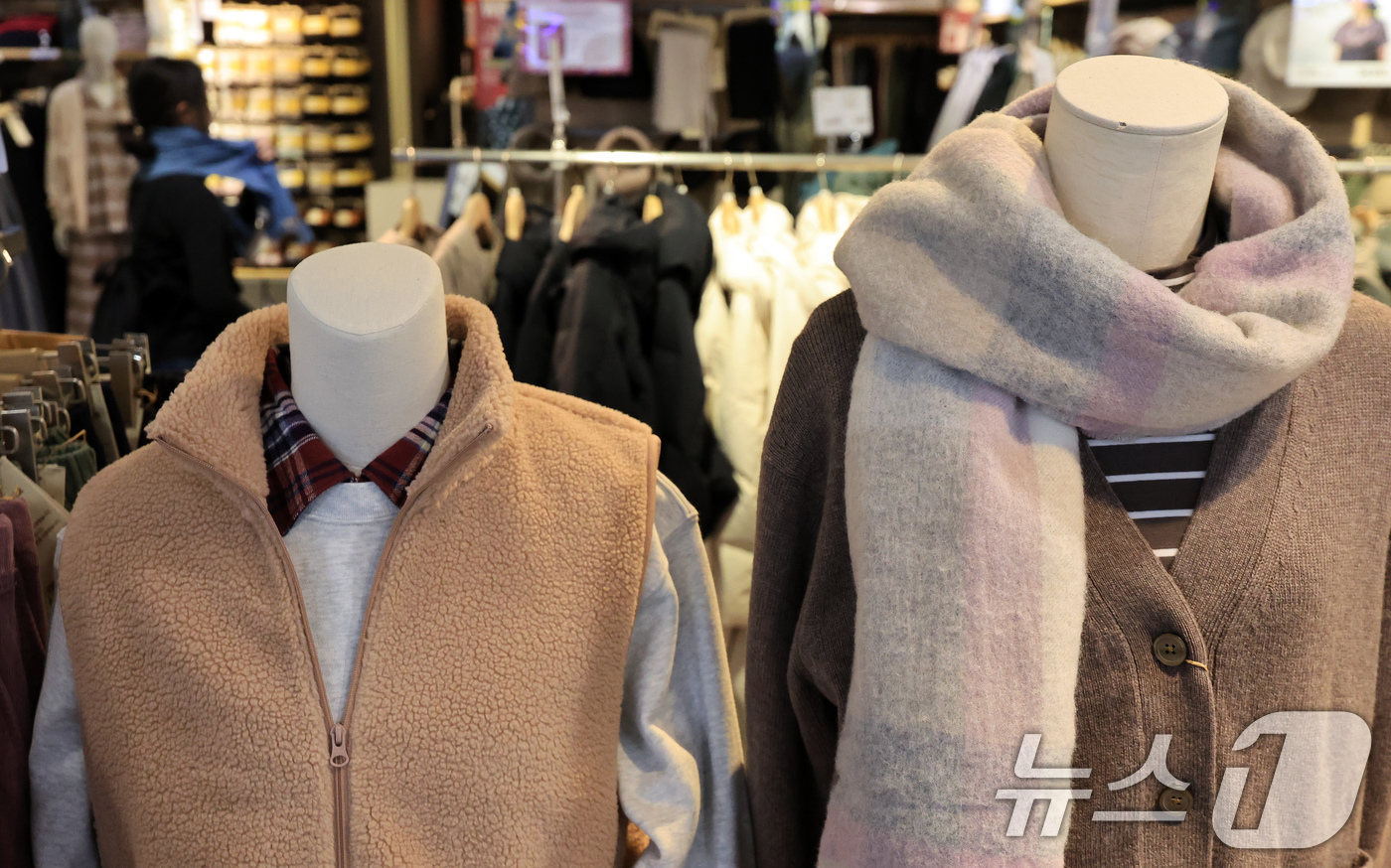 (서울=뉴스1) 이호윤 기자 = 영하권 추운 날씨를 보인 18일 서울 시내 한 대형마트에 겨울옷과 목도리가 진열돼 있다. 2025.11.18/뉴스1