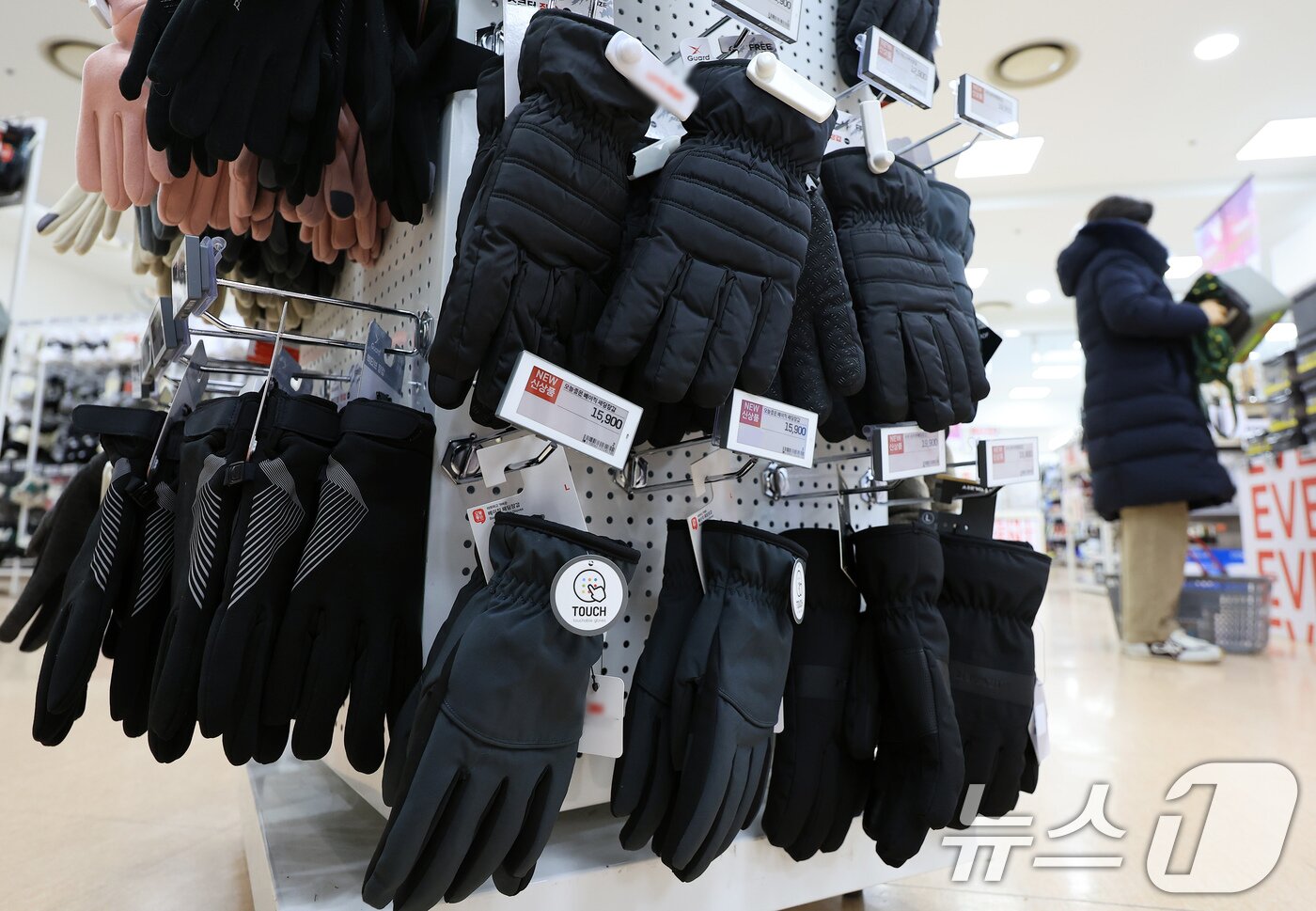 본문 이미지 - 영하권 추운 날씨를 보인 18일 서울 시내 한 대형마트에 방한장갑들이 진열돼 있다. 2025.11.18/뉴스1 ⓒ News1 이호윤 기자
