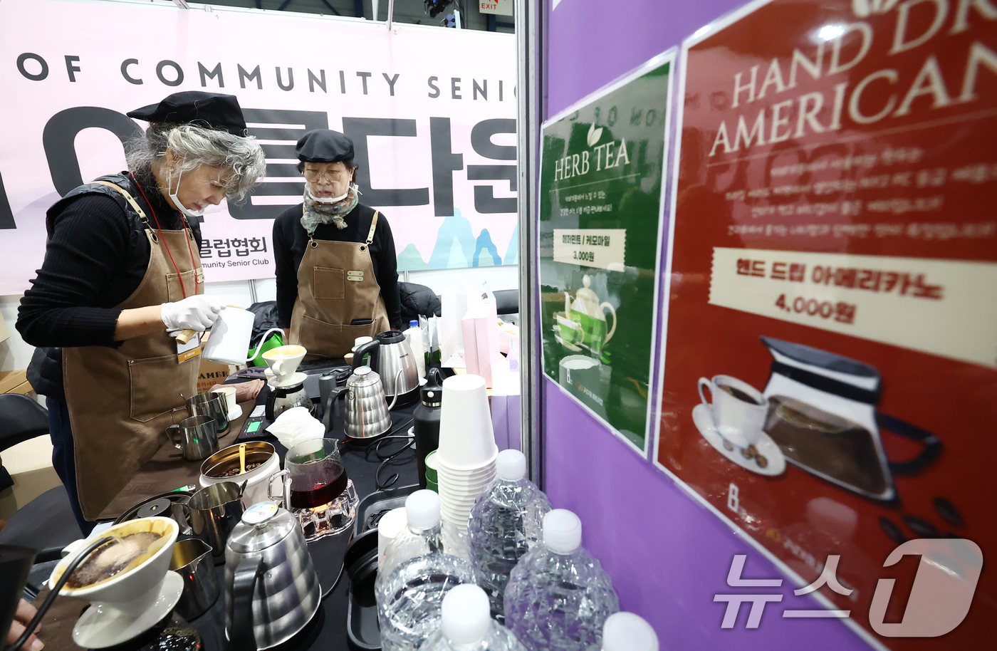 (서울=뉴스1) 김민지 기자 = 18일 오전 서울 강남구 세텍(SETEC)에서 열린 '서울시 시니어 일자리박람회 2025'에서 시니어들이 드립 커피를 내리고 있다. 2025.11. …