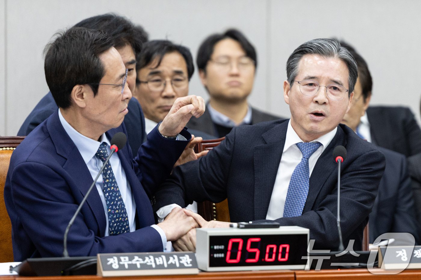 (서울=뉴스1) 이승배 기자 = 김용범 대통령실 정책실장이 18일 서울 여의도 국회에서 열린 제429회국회(정기회) 운영위원회 제5차 전체회의에서 김은혜 국민의힘 의원의 질의에 반 …