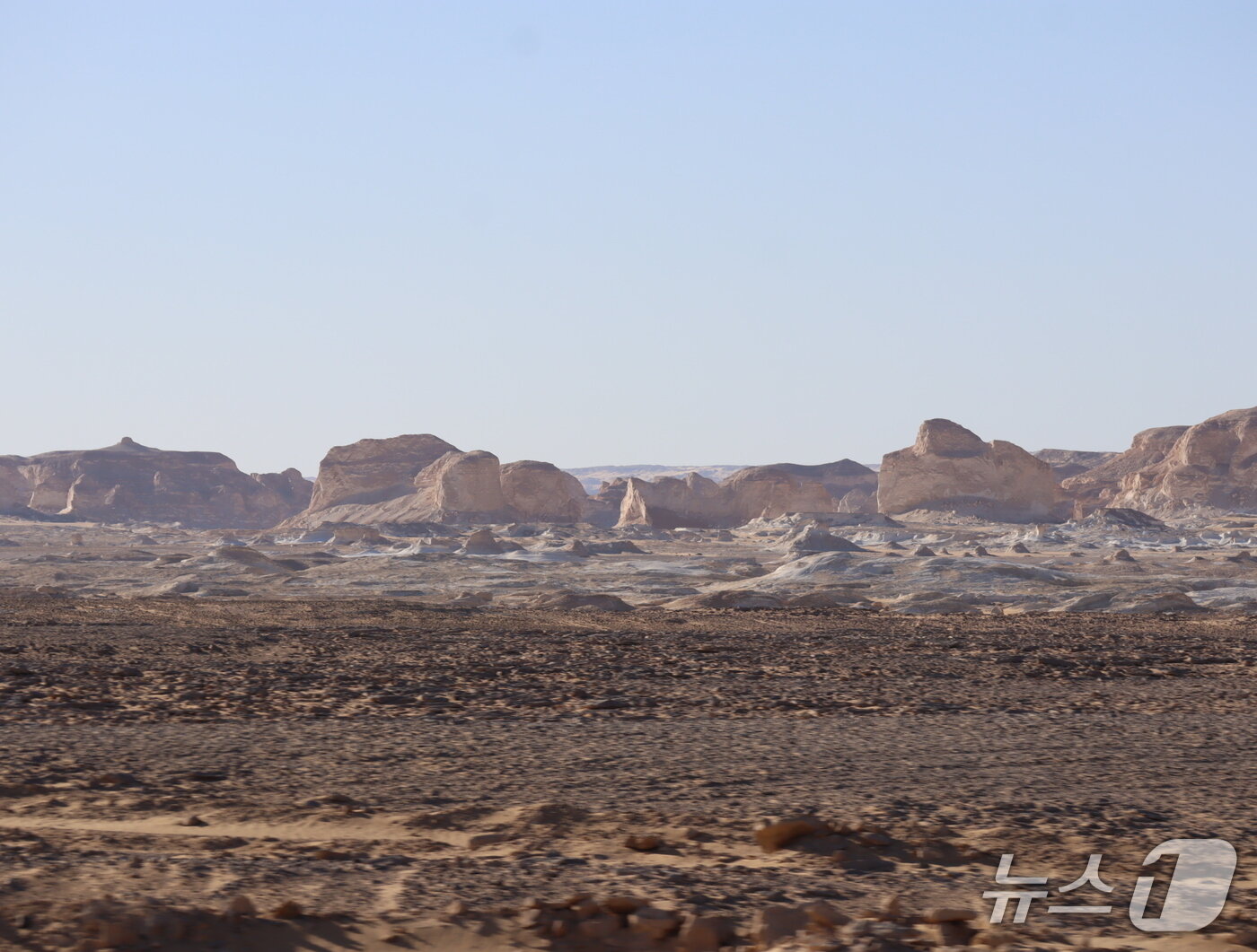 본문 이미지 - 16일, 백사막과 흑사막을 향해 사막 평원을 가로지르는 이집트 사막 투어 차량 밖으로 모래와 암석이 즐비한 사막 풍경이 보인다. ⓒ 뉴스1 김정한 기자