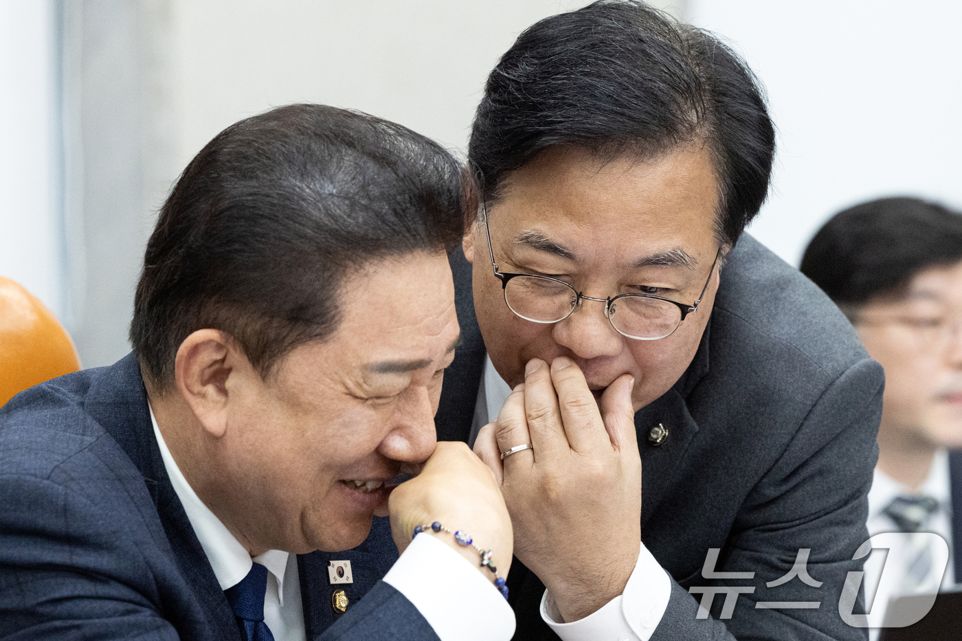 (서울=뉴스1) 이승배 기자 = 18일 서울 여의도 국회에서 열린 제429회국회(정기회) 운영위원회 제5차 전체회의에서 김병기 더불어민주당 원내대표와 송언석 국민의힘 원내대표가 대 …