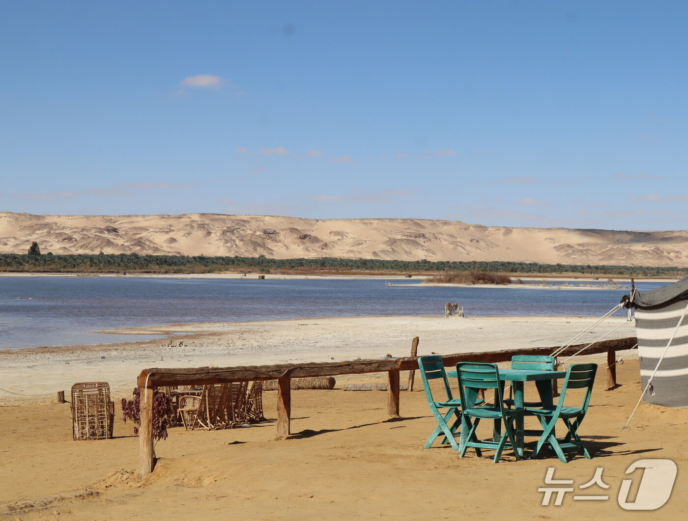 본문 이미지 - 바하리야 오아시스&#40;Bahariya Oasis&#41; 지역의 소금 호수를 중심으로 형성된 한 마을. ⓒ 뉴스1 김정한 기자