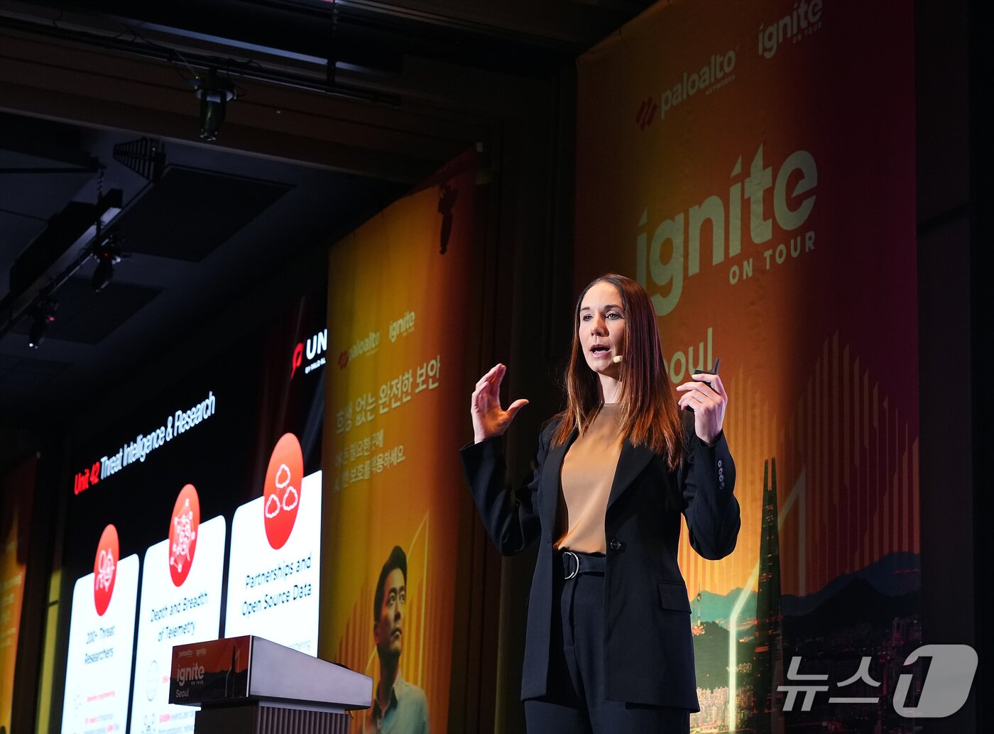 본문 이미지 - 필리파 콕스웰(Philippa Cogswell) 팔로알토 네트웍스 유닛42 일본·아시아 태평양(JAPAC) 부사장 겸 매니징 파트너가 서울 강남구 웨스틴 서울 파르나스에서 연례 보안 콘퍼런스 이그나이트 온 투어 서울 2025에서 발언하고 있다. 2025.11.18 뉴스1(팔로알토네트웍스 제공)