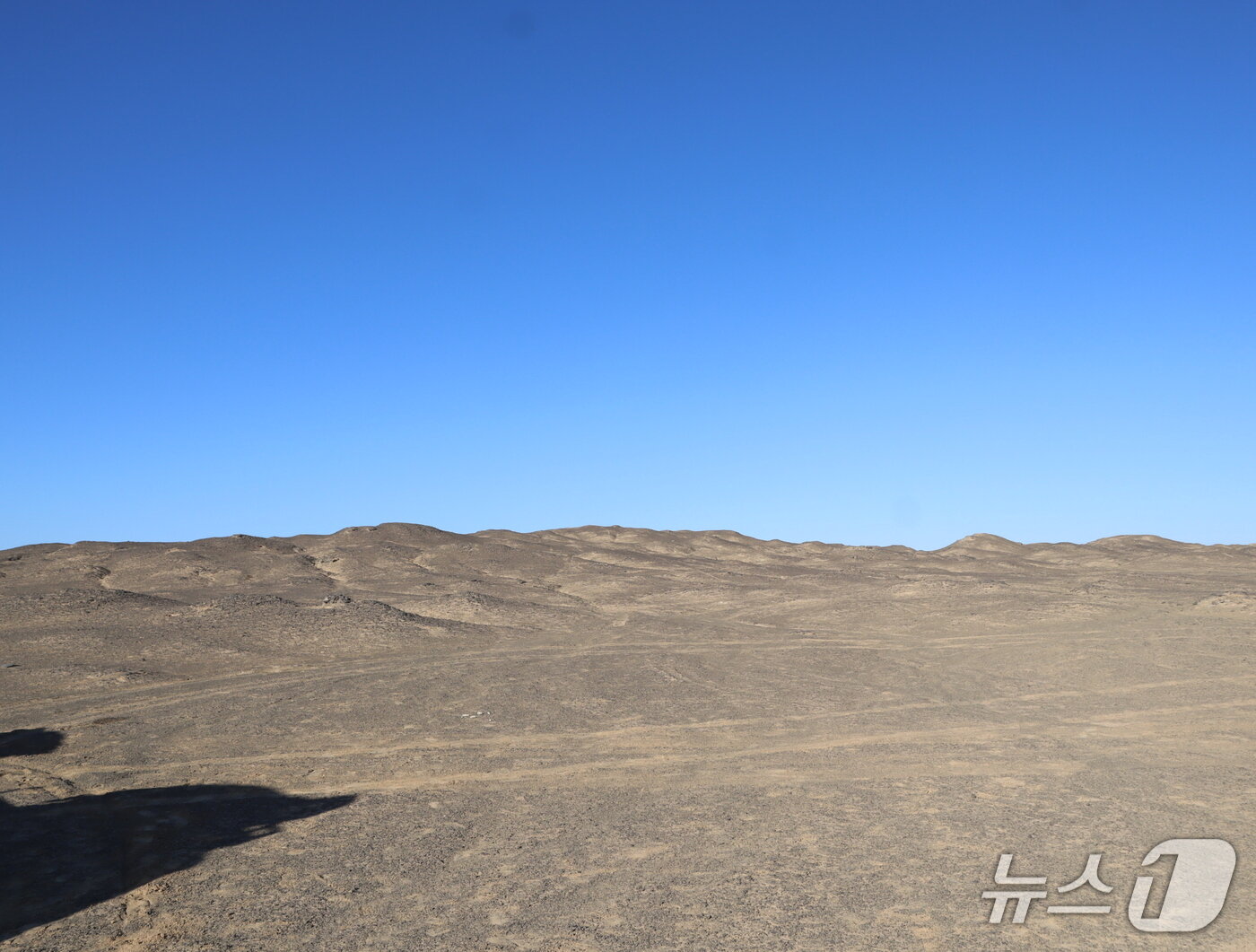 본문 이미지 - 검은 화산암 파편들로 뒤덮힌 흑사막의 풍경. ⓒ 뉴스1 김정한 기자
