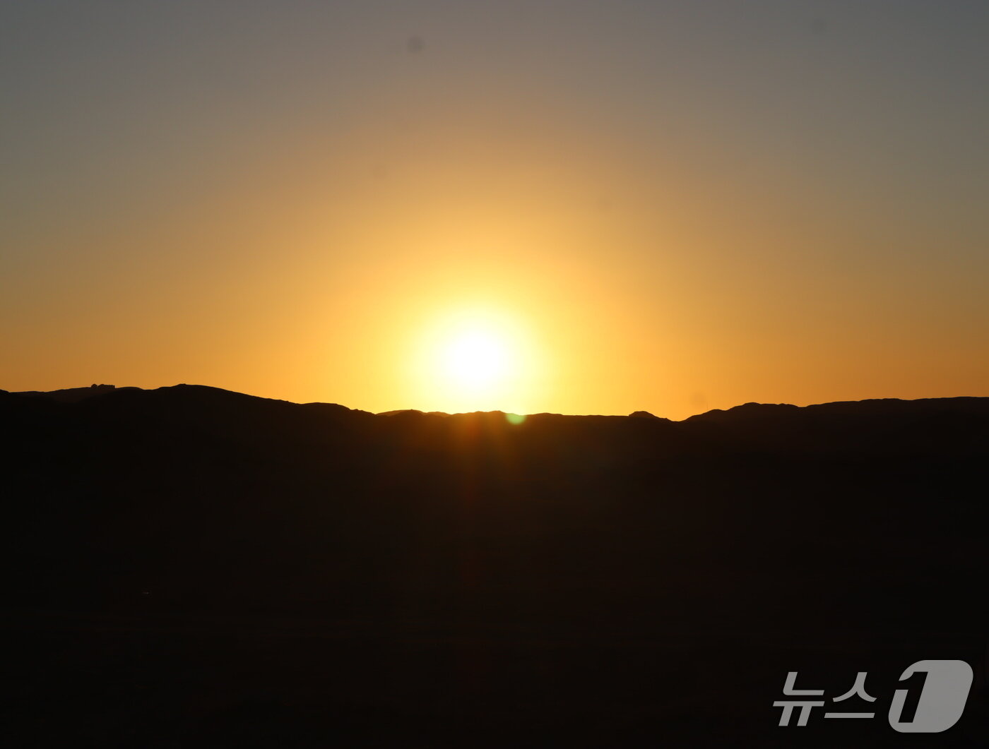 본문 이미지 - 17일, 새벽녘에 흑사막의 동쪽 언덕 너머로 다시 떠오르는 태양. ⓒ 뉴스1 김정한 기자