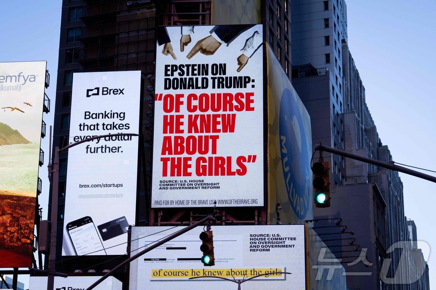 본문 이미지 - 17일&#40;현지시간&#41; 뉴욕 타임스퀘어에 &#39;홈 오브 더 브레이브&#39;라는 단체가 설치한 간판에 제프리 엡스타인이 도널드 트럼프에 대해 &#34;당연히 그 소녀들에 대해 알고 있었을 것＂이라고 언급한 내용이 강조돼 있다. ⓒ AFP=뉴스1 ⓒ News1 이정환 기자