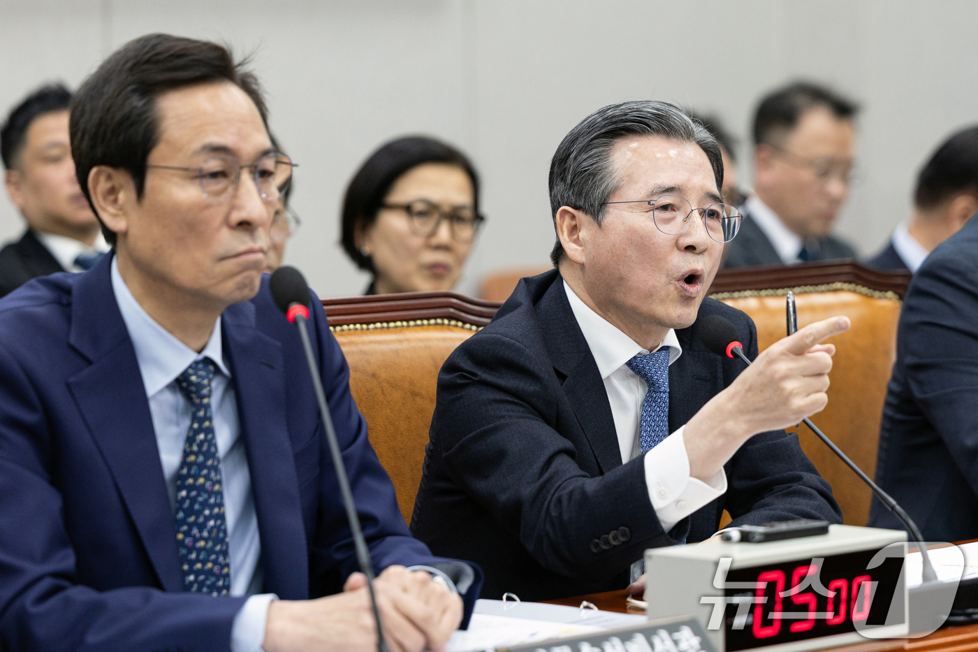 (서울=뉴스1) 이승배 기자 = 김용범 대통령실 정책실장이 18일 서울 여의도 국회에서 열린 제429회국회(정기회) 운영위원회 제5차 전체회의에서 김은혜 국민의힘 의원의 질의에 반 …