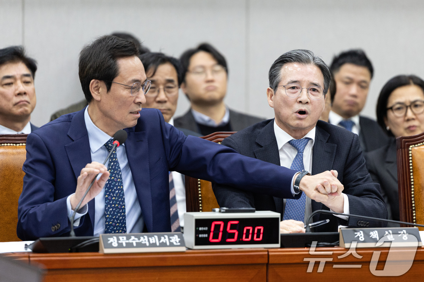 (서울=뉴스1) 이승배 기자 = 김용범 대통령실 정책실장이 18일 서울 여의도 국회에서 열린 제429회국회(정기회) 운영위원회 제5차 전체회의에서 김은혜 국민의힘 의원의 질의에 반 …