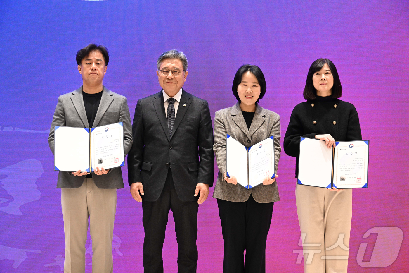 (서울=뉴스1) = 허민 국가유산청장(왼쪽 두 번째)이 18일 오전 울산 롯데호텔에서 개최된 ‘반구천의 암각화’ 유네스코 세계유산 등재 기념식에서 유공자들에게 표창한 뒤 기념 촬영 …