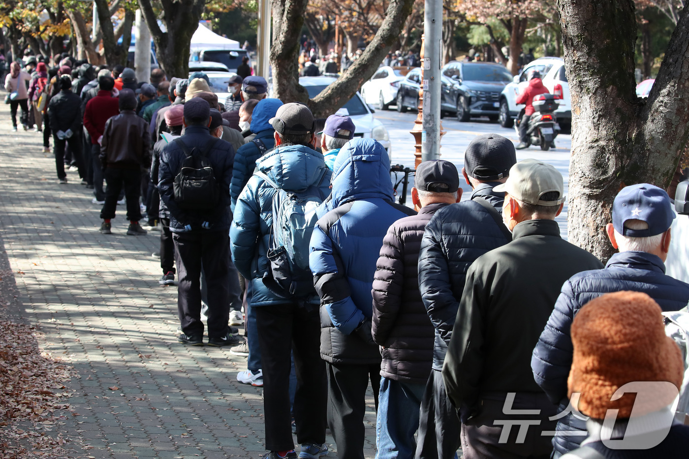 (대구=뉴스1) 공정식 기자 = 기온이 크게 내려가 초겨울 날씨를 보인 18일 대구 달서구 두류공원 사랑해밥차 무료급식소를 찾은 시민들이 줄지어 점심 배식을 기다리고 있다. 202 …