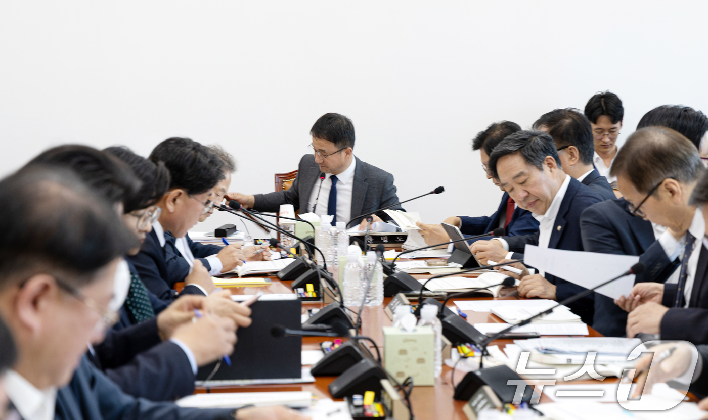 (서울=뉴스1) 이승배 기자 = 18일 서울 여의도 국회에서 열린 제429회국회(정기회) 예산결산특별위원회 제2차 예산안등조정소위원회에서 한병도 위원장이 의사봉을 두드리고 있다. …