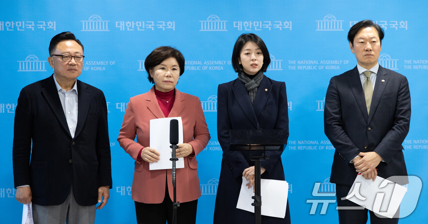 (서울=뉴스1) 이승배 기자 = 배현진 국민의힘 서울시당위원장이 18일 서울 여의도 국회 소통관에서 김민석 국무총리의 오세훈 서울시장 주요 사업에 대한 비판에 대해 "노골적인 관권 …