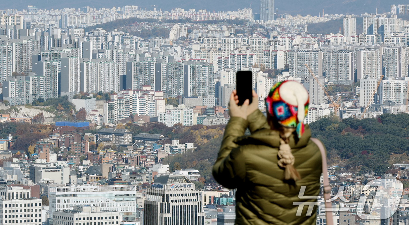 (서울=뉴스1) 이호윤 기자 = 10·15 부동산 대책 시행 이후 서울 아파트 매물이 한 달 만에 15% 이상 줄어든 것으로 나타났다. 부동산플랫폼 아실에 따르면 서울 아파트 매물 …