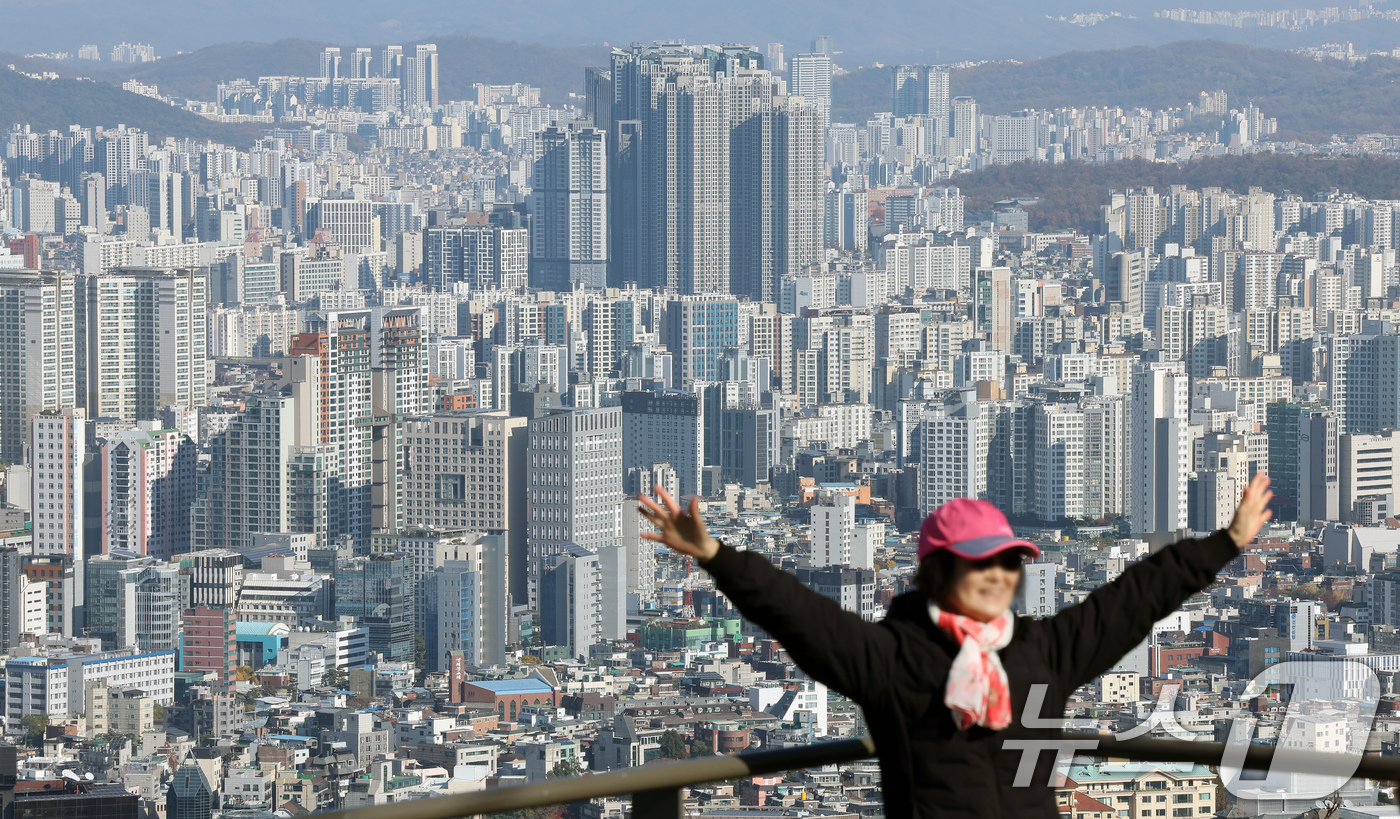 (서울=뉴스1) 이호윤 기자 = 10·15 부동산 대책 시행 이후 서울 아파트 매물이 한 달 만에 15% 이상 줄어든 것으로 나타났다. 부동산플랫폼 아실에 따르면 서울 아파트 매물 …