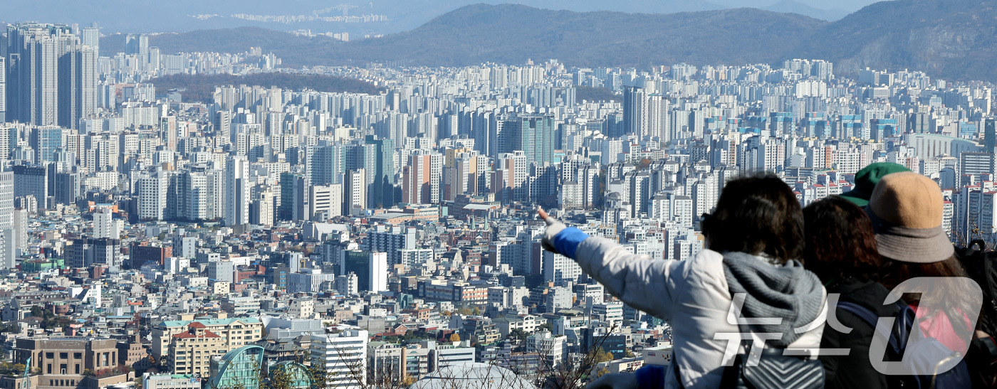 (서울=뉴스1) 이호윤 기자 = 10·15 부동산 대책 시행 이후 서울 아파트 매물이 한 달 만에 15% 이상 줄어든 것으로 나타났다. 부동산플랫폼 아실에 따르면 서울 아파트 매물 …