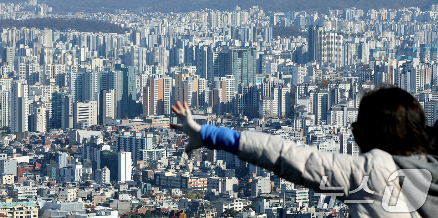 (서울=뉴스1) 이호윤 기자 = 10·15 부동산 대책 시행 이후 서울 아파트 매물이 한 달 만에 15% 이상 줄어든 것으로 나타났다. 부동산플랫폼 아실에 따르면 서울 아파트 매물 …