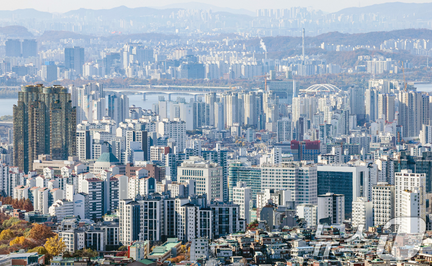 (서울=뉴스1) 이호윤 기자 = 10·15 부동산 대책 시행 이후 서울 아파트 매물이 한 달 만에 15% 이상 줄어든 것으로 나타났다. 부동산플랫폼 아실에 따르면 서울 아파트 매물 …