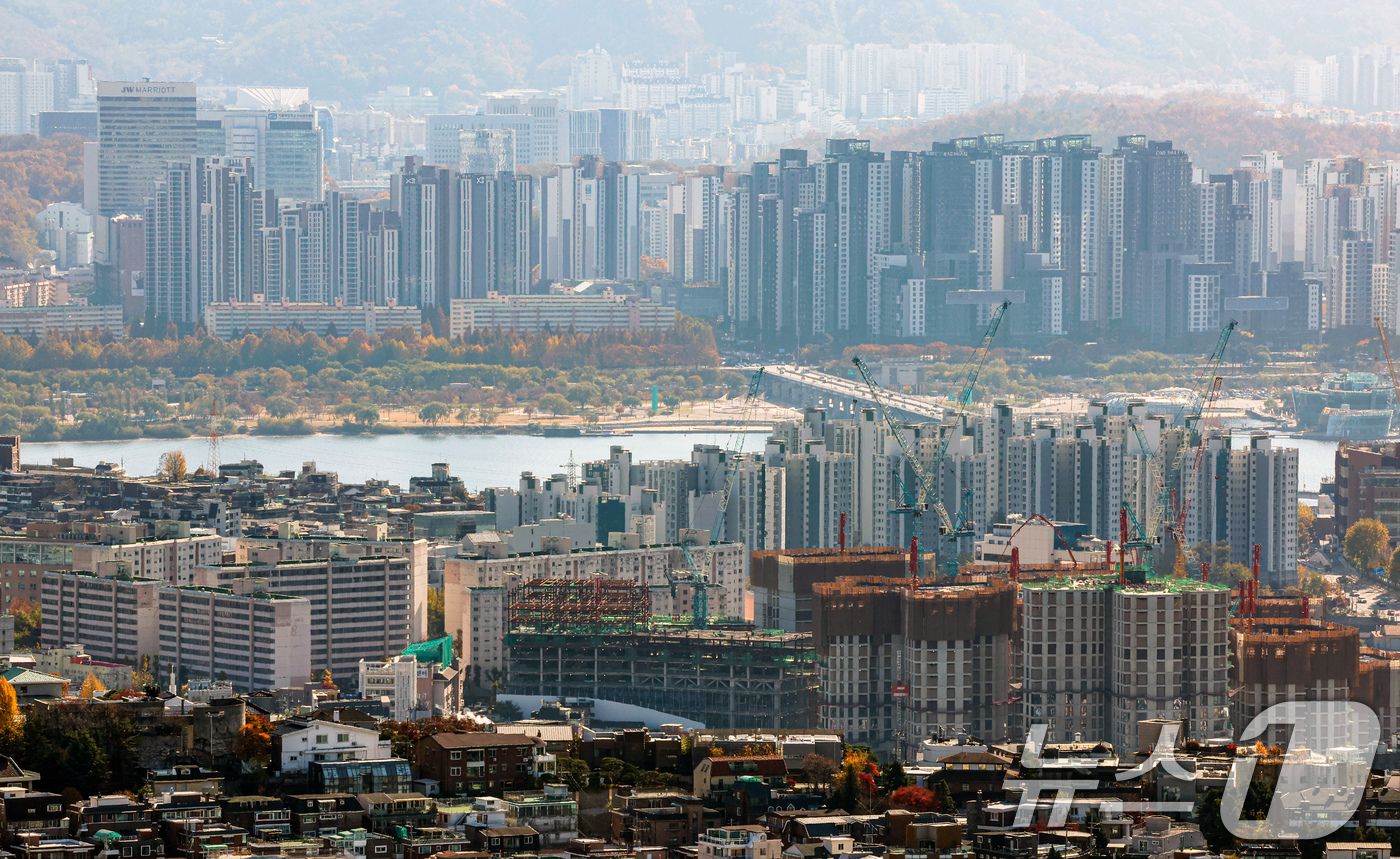 (서울=뉴스1) 이호윤 기자 = 10·15 부동산 대책 시행 이후 서울 아파트 매물이 한 달 만에 15% 이상 줄어든 것으로 나타났다. 부동산플랫폼 아실에 따르면 서울 아파트 매물 …