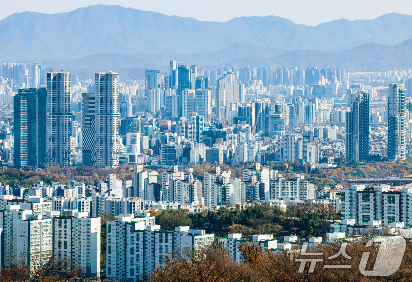 (서울=뉴스1) 이호윤 기자 = 10·15 부동산 대책 시행 이후 서울 아파트 매물이 한 달 만에 15% 이상 줄어든 것으로 나타났다. 부동산플랫폼 아실에 따르면 서울 아파트 매물 …