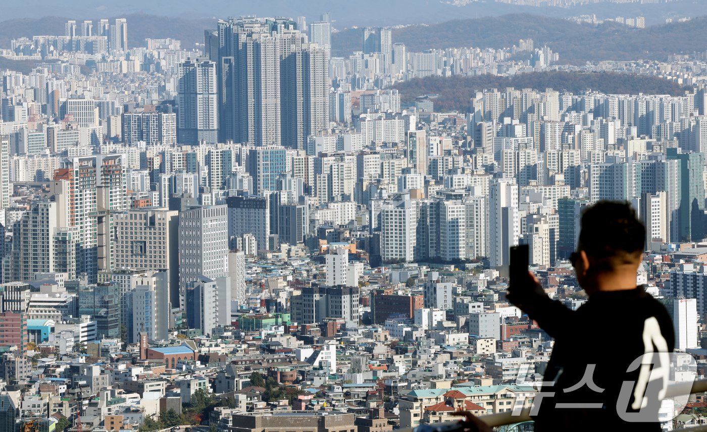 (서울=뉴스1) 이호윤 기자 = 10·15 부동산 대책 시행 이후 서울 아파트 매물이 한 달 만에 15% 이상 줄어든 것으로 나타났다. 부동산플랫폼 아실에 따르면 서울 아파트 매물 …
