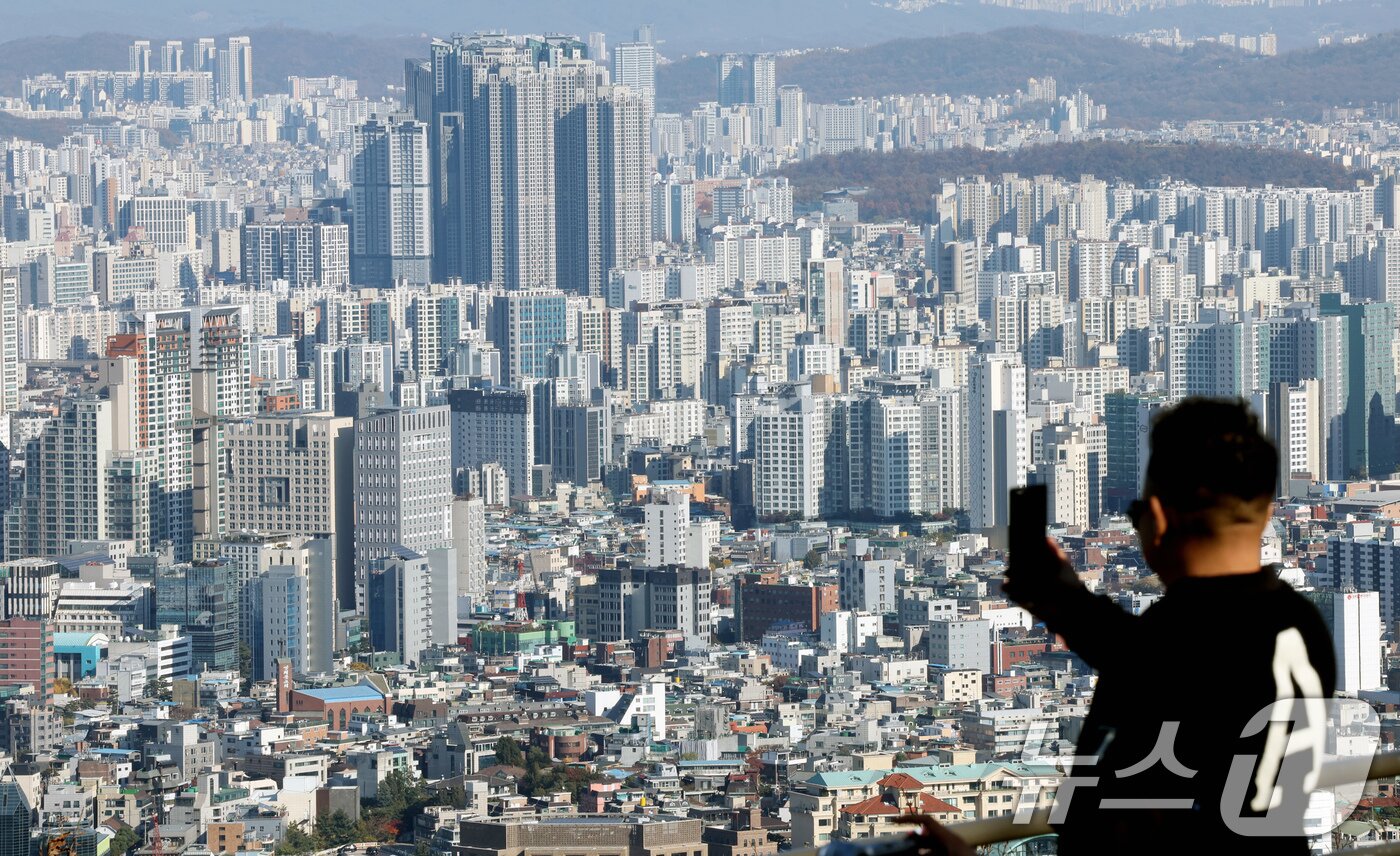 본문 이미지 - 서울 중구 남산에서 바라본 아파트 단지의 모습. 2025.11.18/뉴스1 ⓒ News1 이호윤 기자