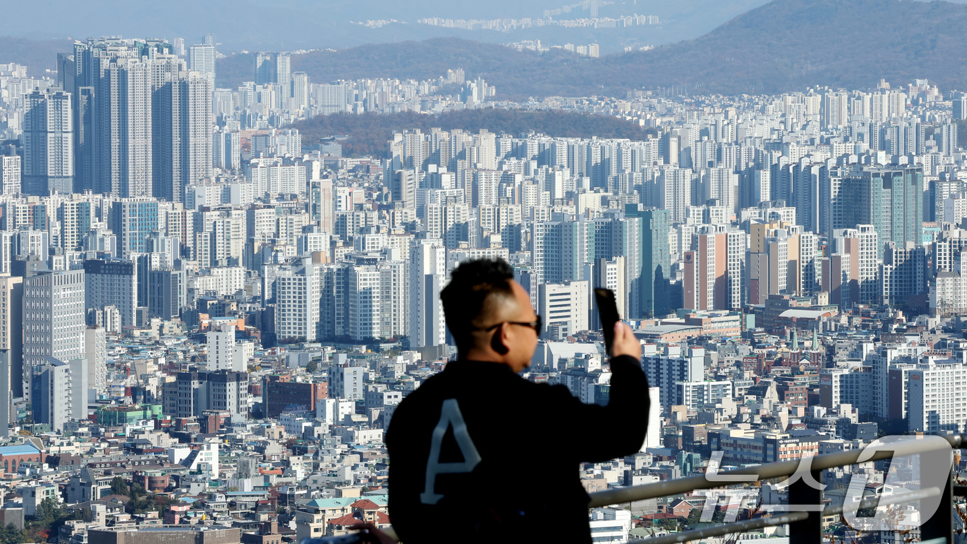 (서울=뉴스1) 이호윤 기자 = 10·15 부동산 대책 시행 이후 서울 아파트 매물이 한 달 만에 15% 이상 줄어든 것으로 나타났다. 부동산플랫폼 아실에 따르면 서울 아파트 매물 …