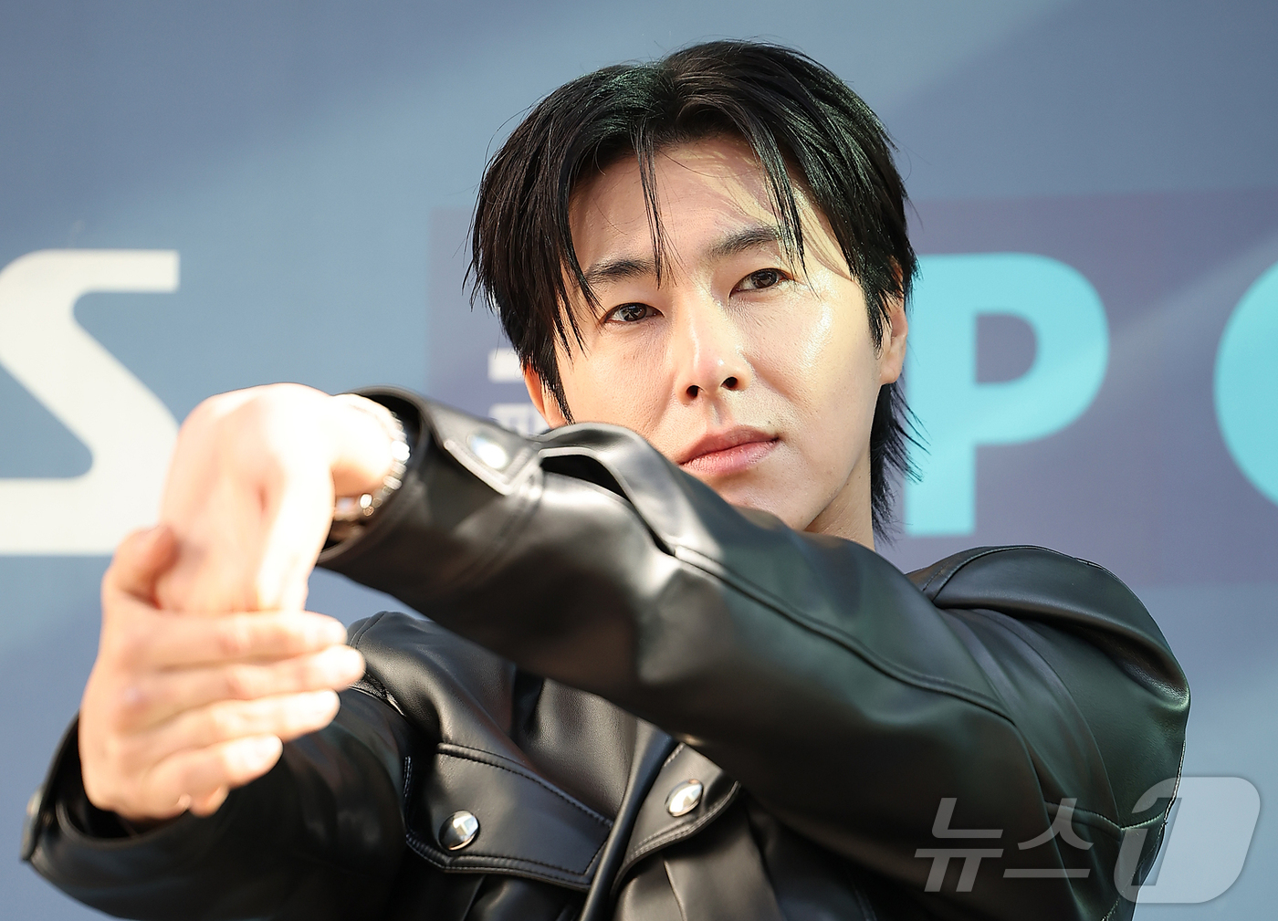 (서울=뉴스1) 김진환 기자 = 동방신기 유노윤호가 18일 오후 서울 양천구 목동SBS에서 진행된 라디오 '컬투쇼' 참석을 앞두고 포즈를 취하고 있다. 2025.11.18/뉴스1