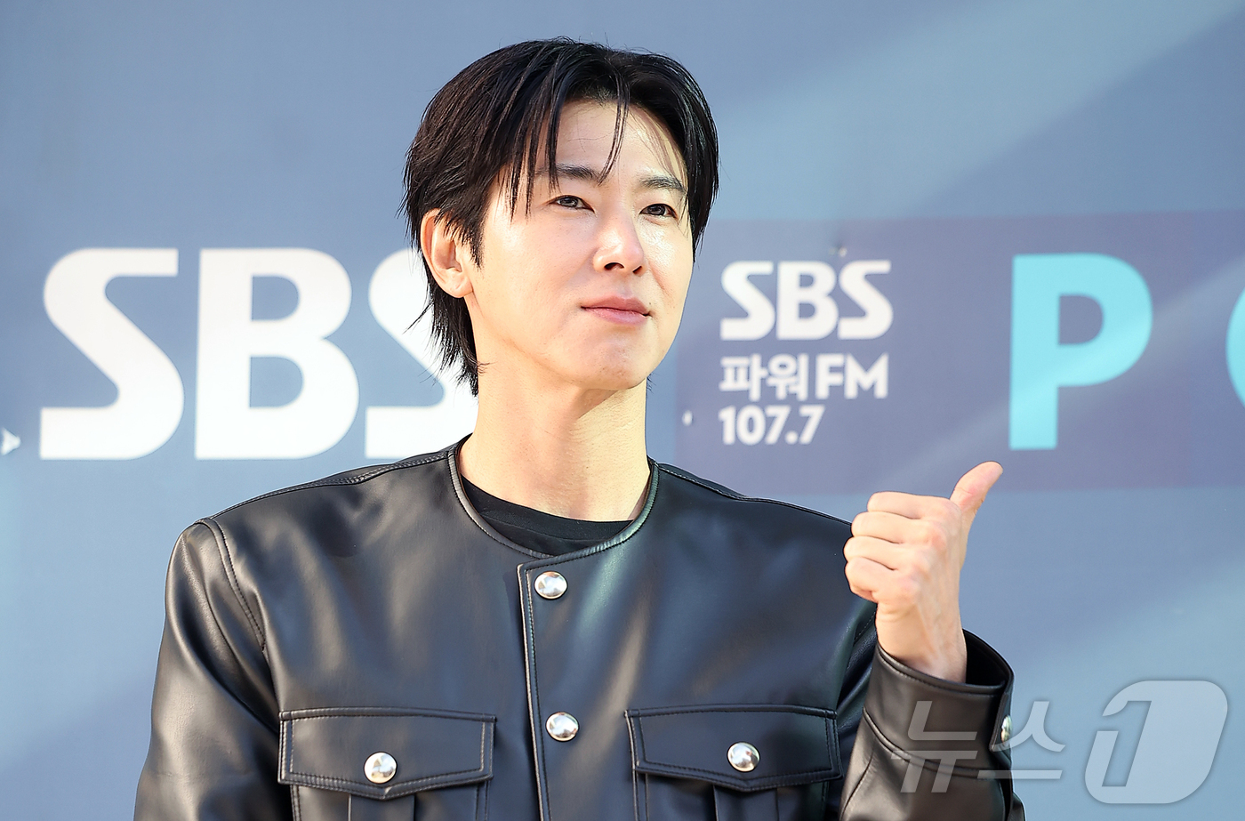 (서울=뉴스1) 김진환 기자 = 동방신기 유노윤호가 18일 오후 서울 양천구 목동SBS에서 진행된 라디오 '컬투쇼' 참석을 앞두고 포즈를 취하고 있다. 2025.11.18/뉴스1