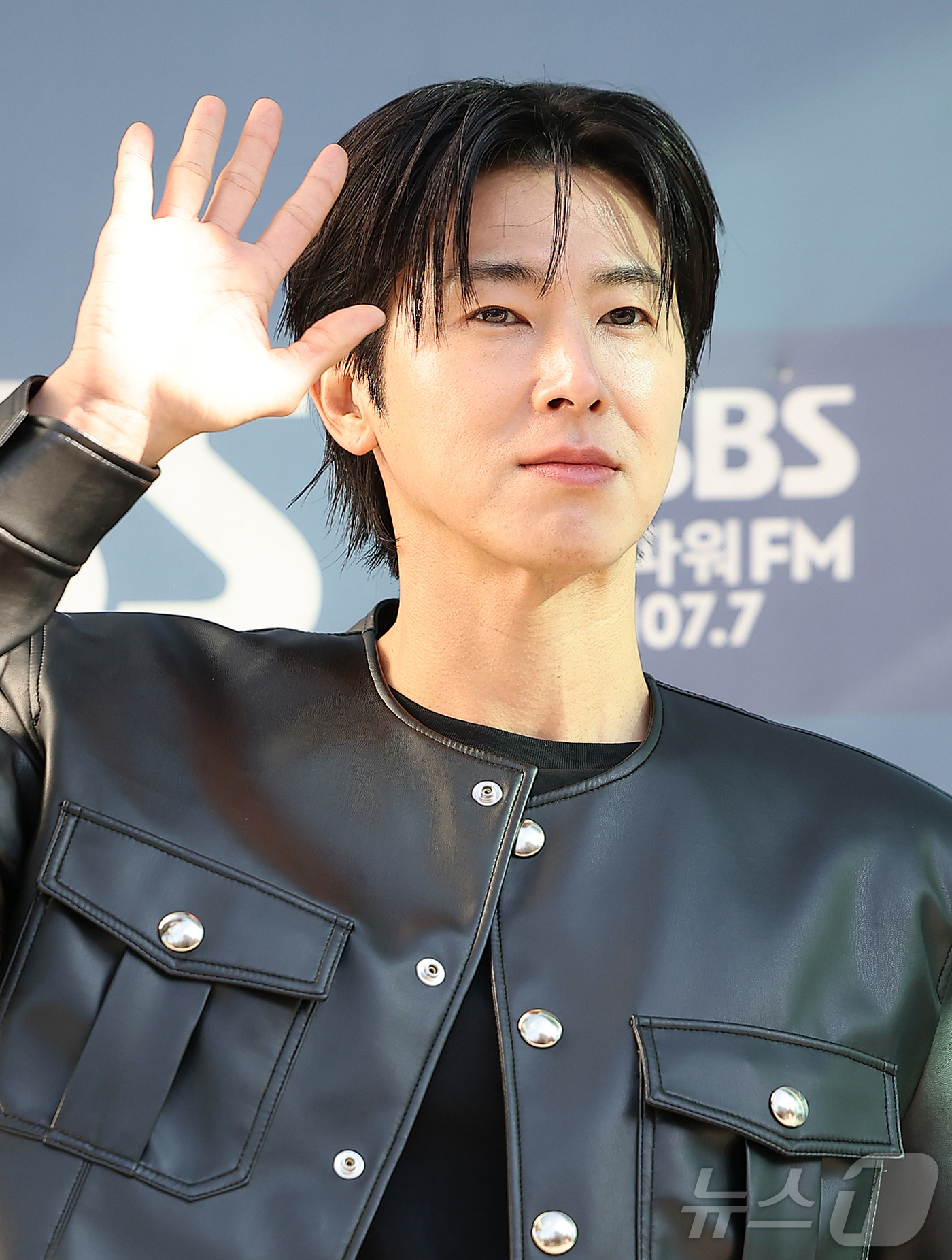 (서울=뉴스1) 김진환 기자 = 동방신기 유노윤호가 18일 오후 서울 양천구 목동SBS에서 진행된 라디오 '컬투쇼' 참석을 앞두고 포즈를 취하고 있다. 2025.11.18/뉴스1