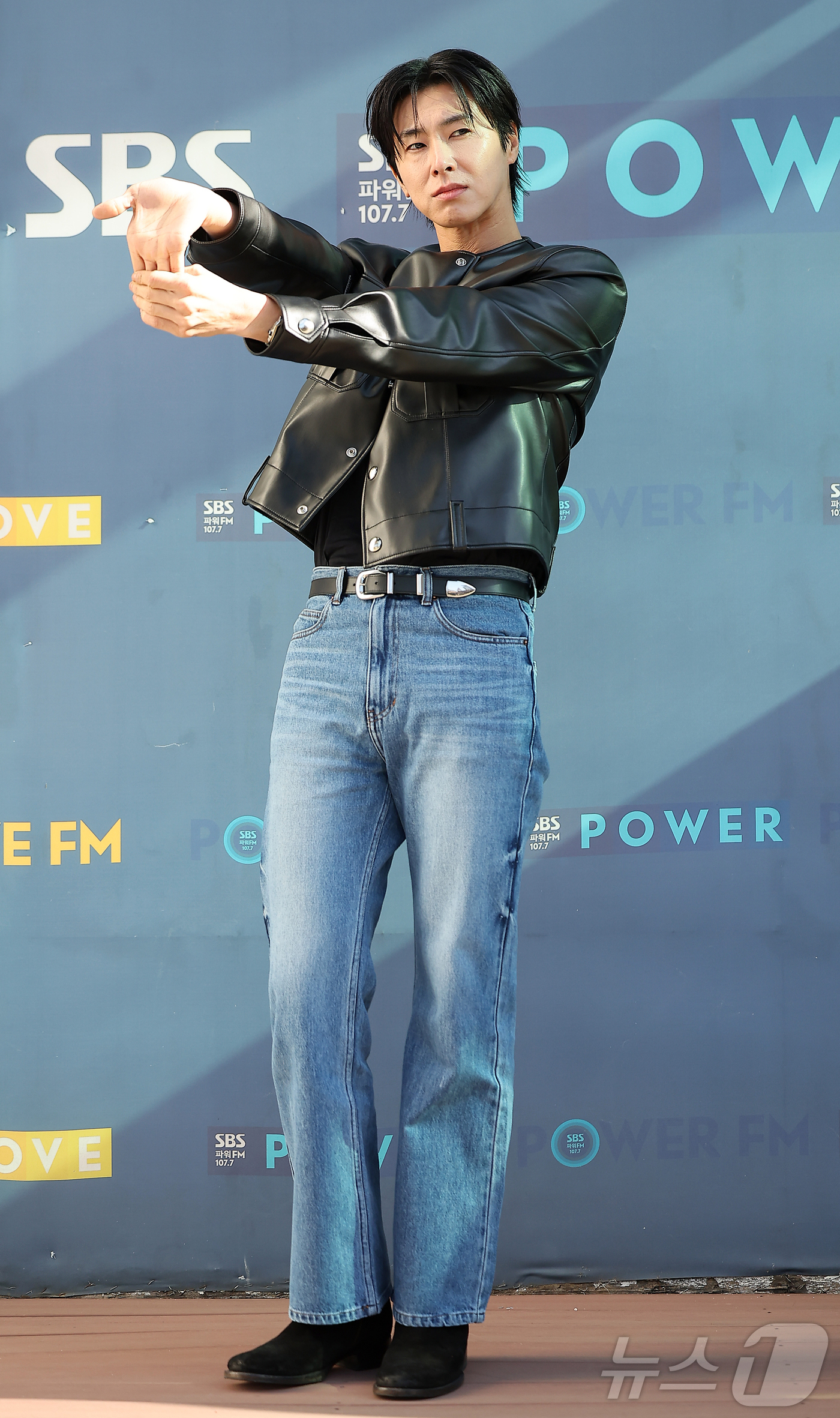 (서울=뉴스1) 김진환 기자 = 동방신기 유노윤호가 18일 오후 서울 양천구 목동SBS에서 진행된 라디오 '컬투쇼' 참석을 앞두고 포즈를 취하고 있다. 2025.11.18/뉴스1