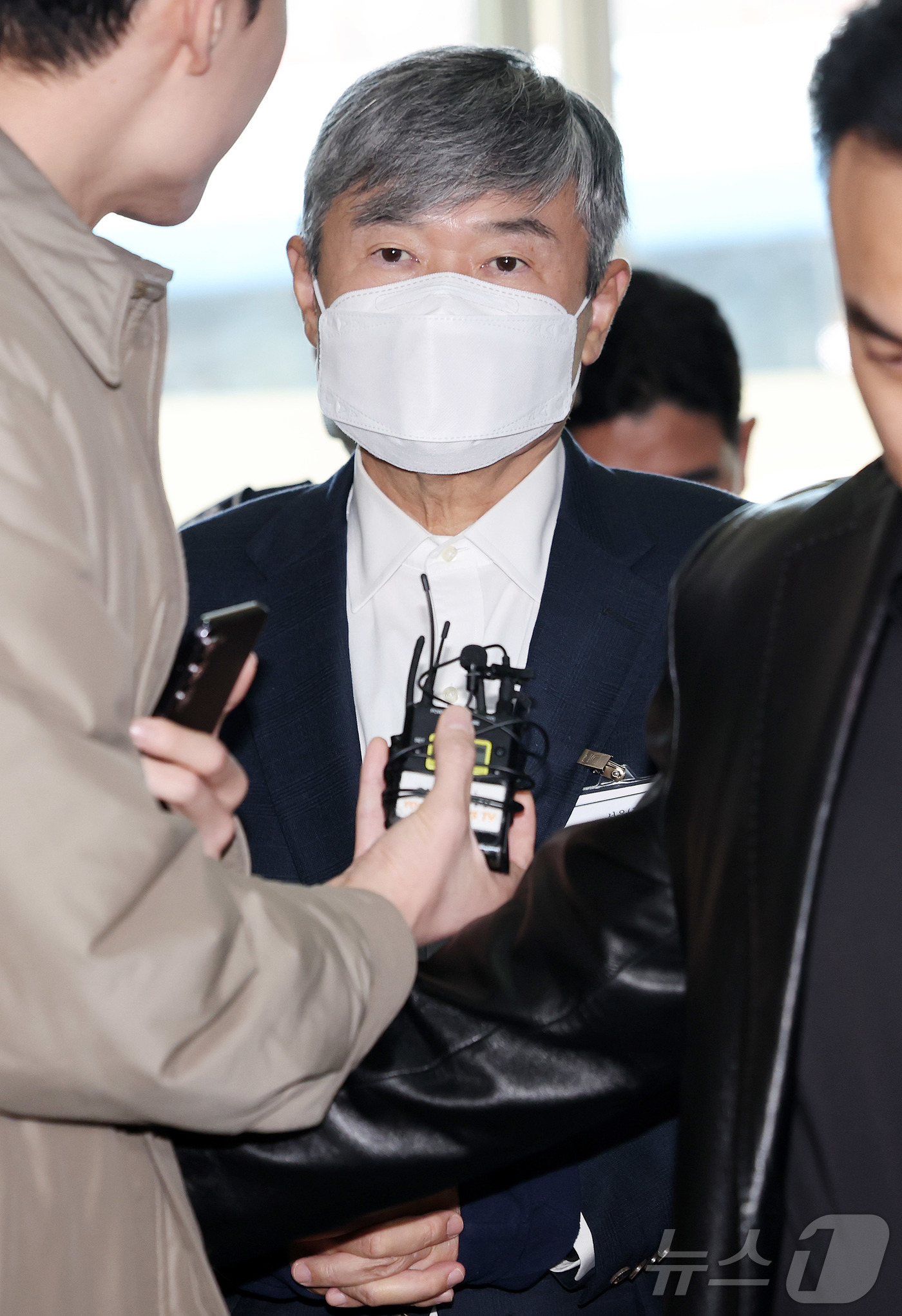 (서울=뉴스1) 박지혜 기자 = 구속중인 조태용 전 국가정보원장이 18일 오후 서울 서초구 순직해병 특별검사팀 사무실로 소환되고 있다. 2025.11.18/뉴스1